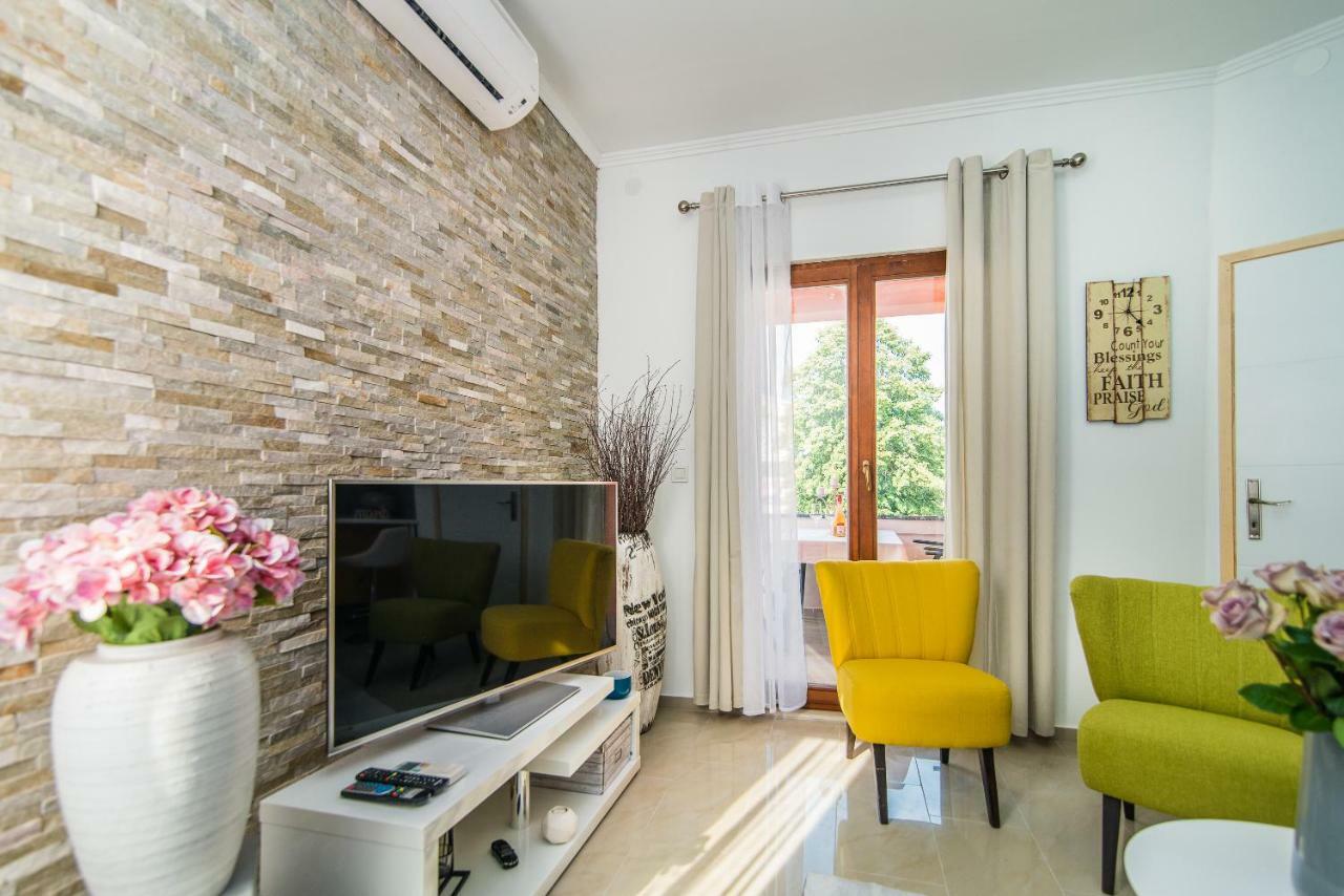 Charming House On The And Deluxe Apartment Pula