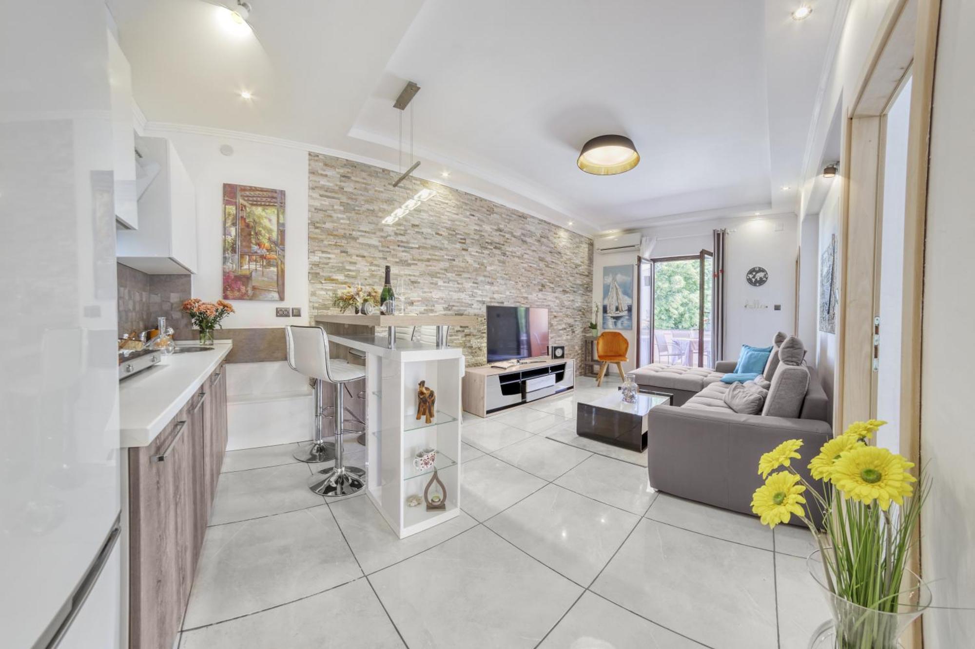 Charming House On The And Deluxe Apartment Pula