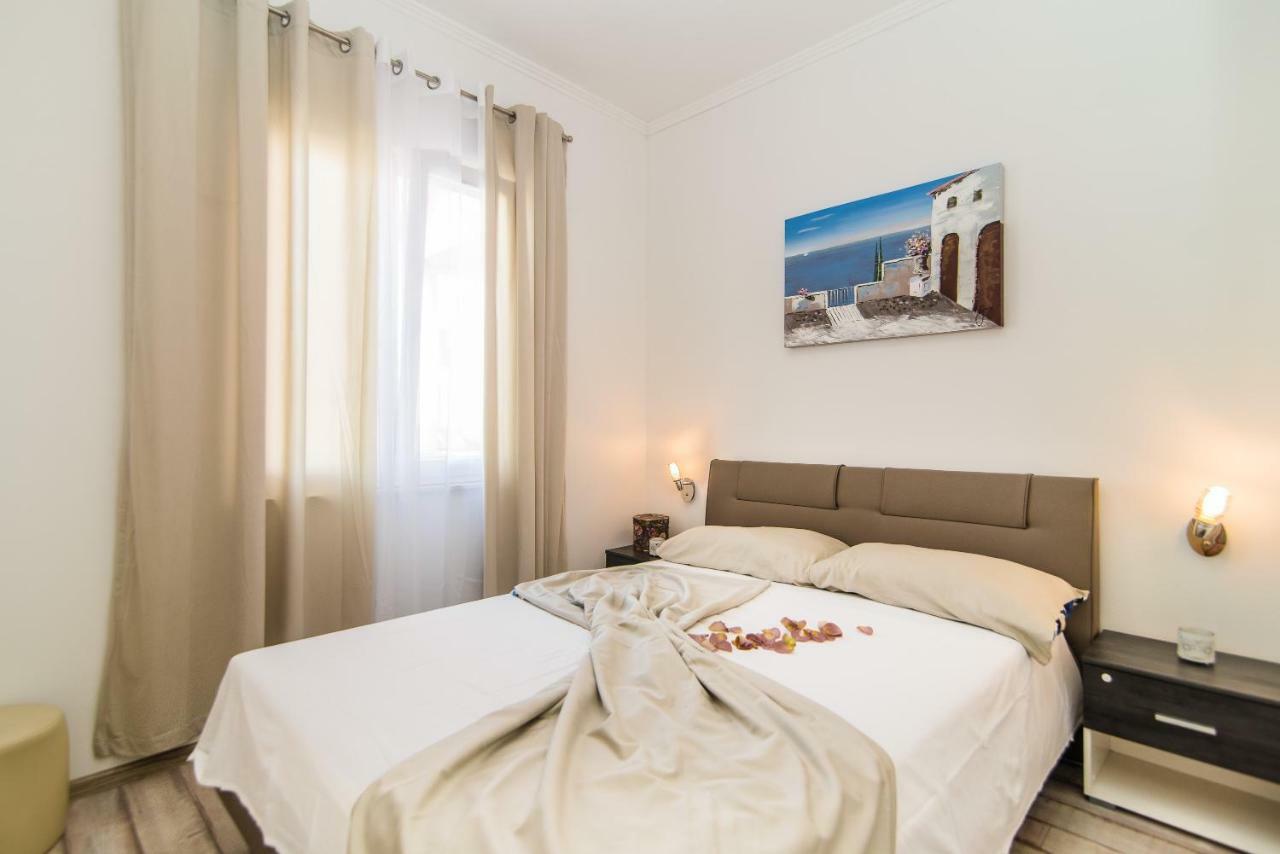 Charming House On The And Deluxe Apartment Pula